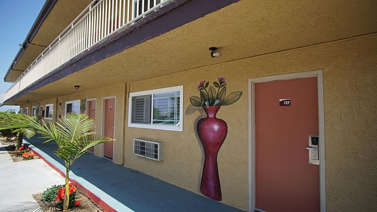 Los Angeles Inn & Suites - Lax West Athens Экстерьер фото