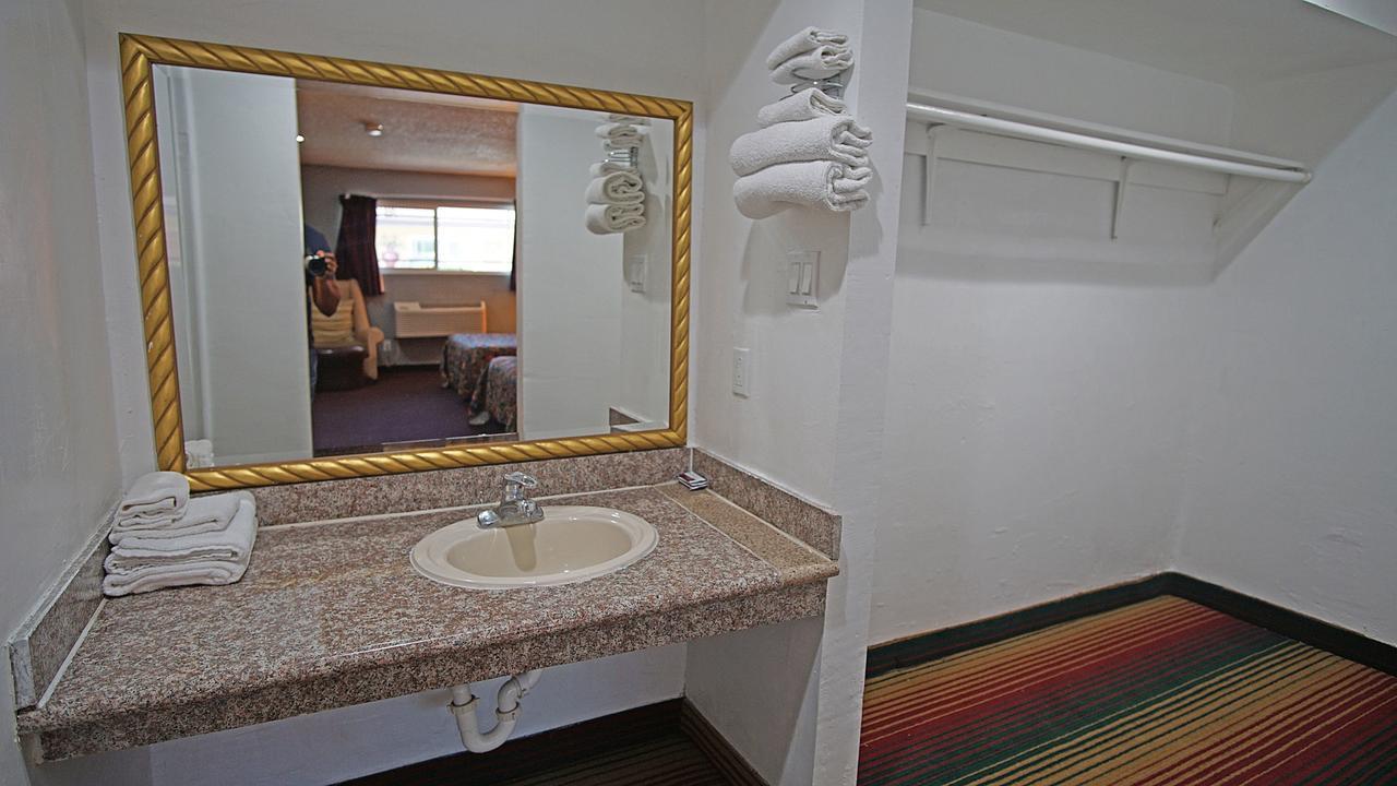 Los Angeles Inn & Suites - Lax West Athens Экстерьер фото